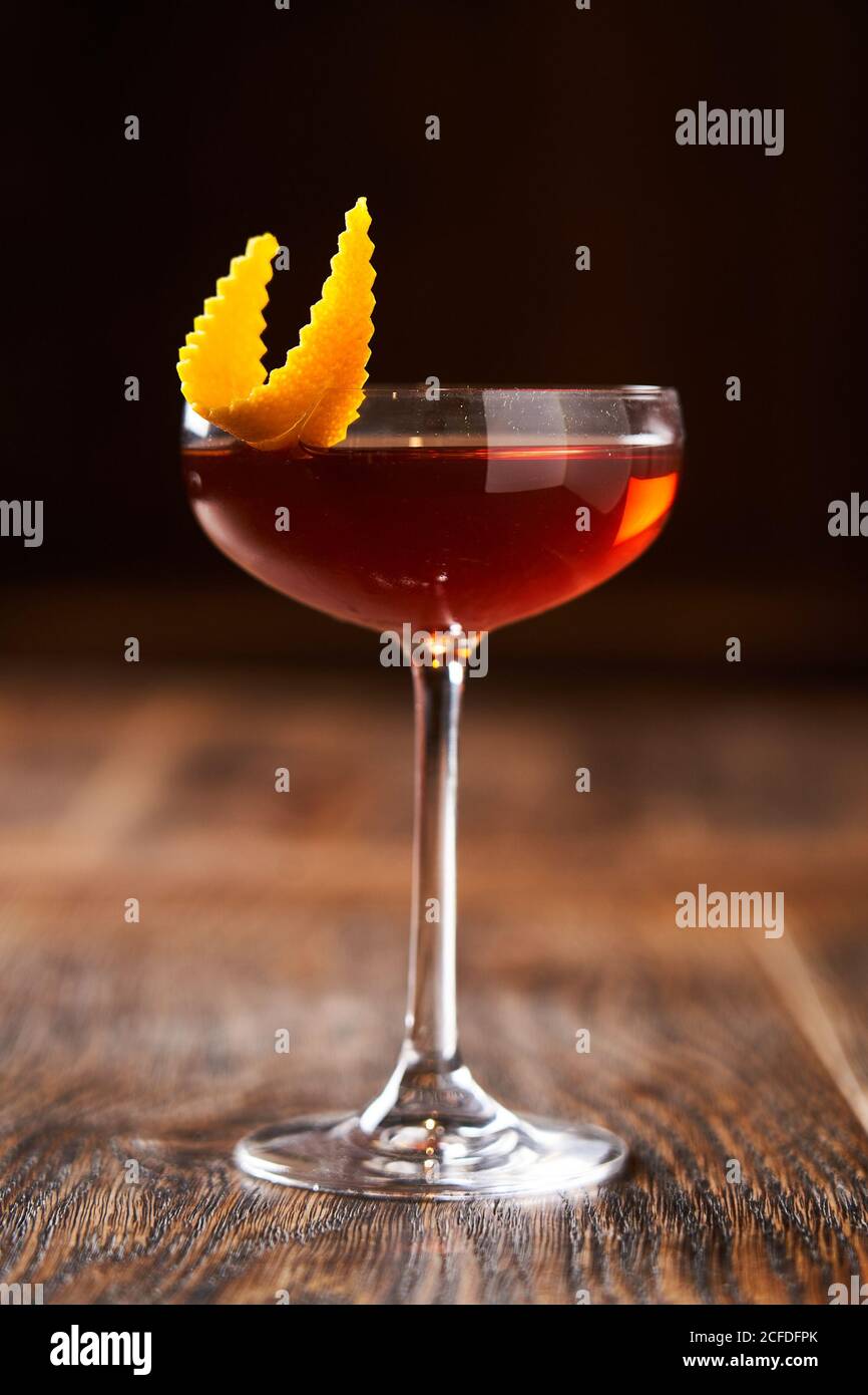 Cocktail Martinez con scorza d'arancia Foto Stock
