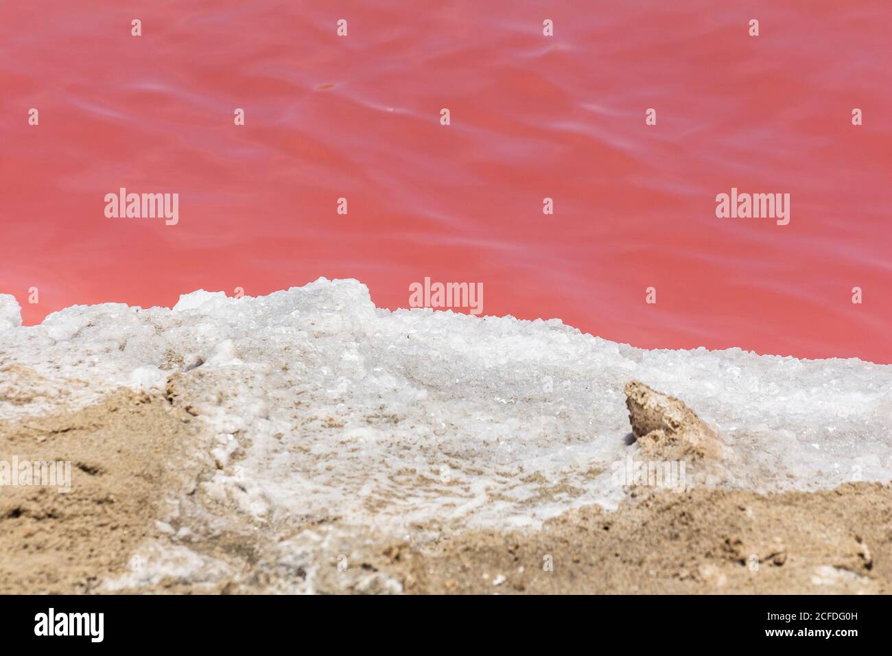Corso d'acqua rosa presso lo stabilimento di desalinizzazione di Walvis Bay/Walvis Bay, Namibia Foto Stock