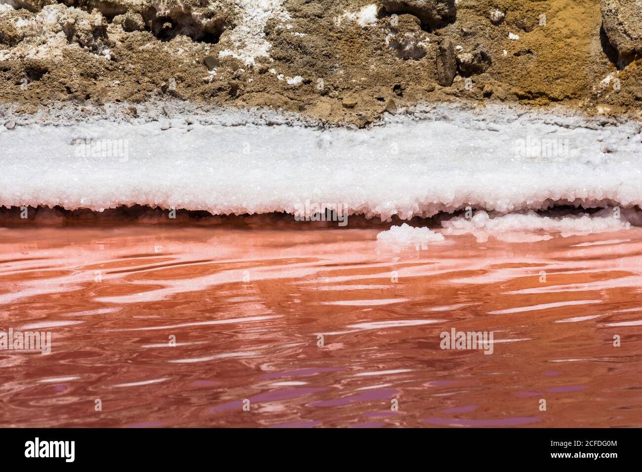 Corso d'acqua rosa presso lo stabilimento di desalinizzazione di Walvis Bay/Walvis Bay, Namibia Foto Stock