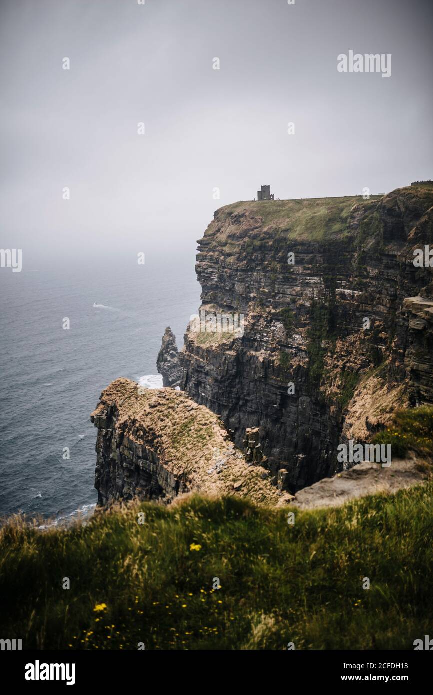 Scogliere di Moher in Irlanda: Vista a nord con la Torre o'Brien Foto Stock