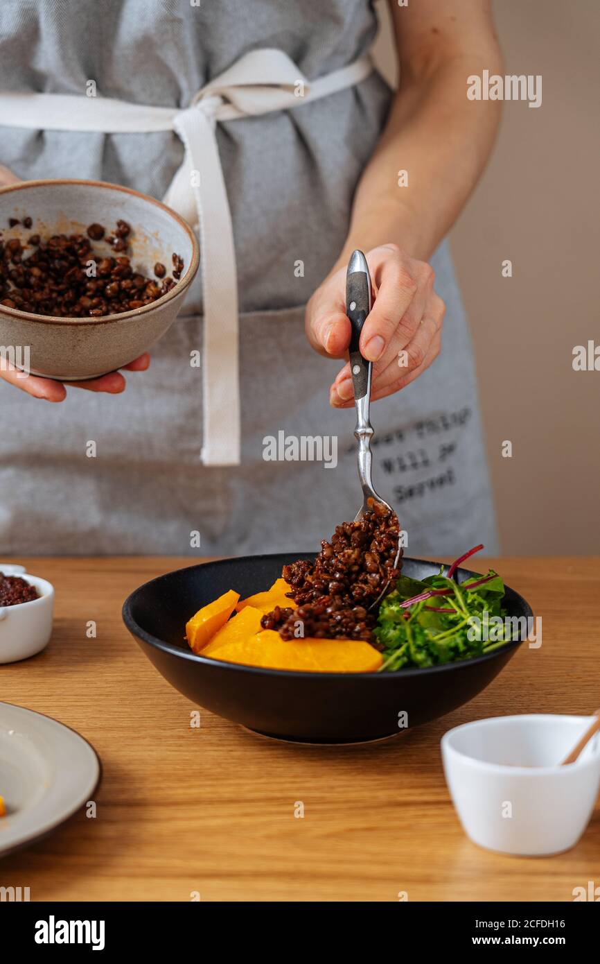 Processo di preparazione del piatto sano Foto Stock