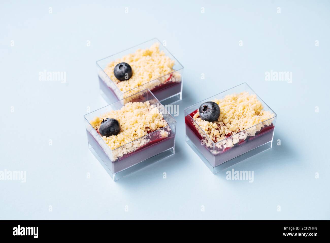 Contenitori di vetro con torte al mirtillo Foto Stock