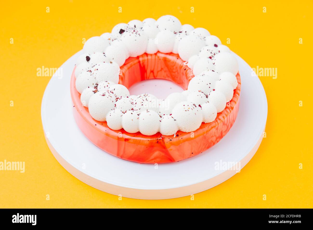 Torta a forma di anello con glassa rossa Foto Stock