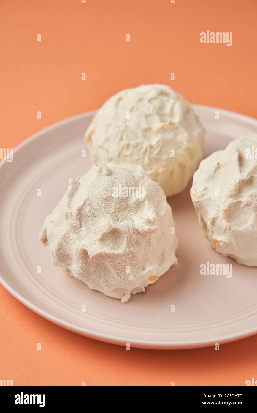 Dessert a forma di sfera sul piatto Foto Stock