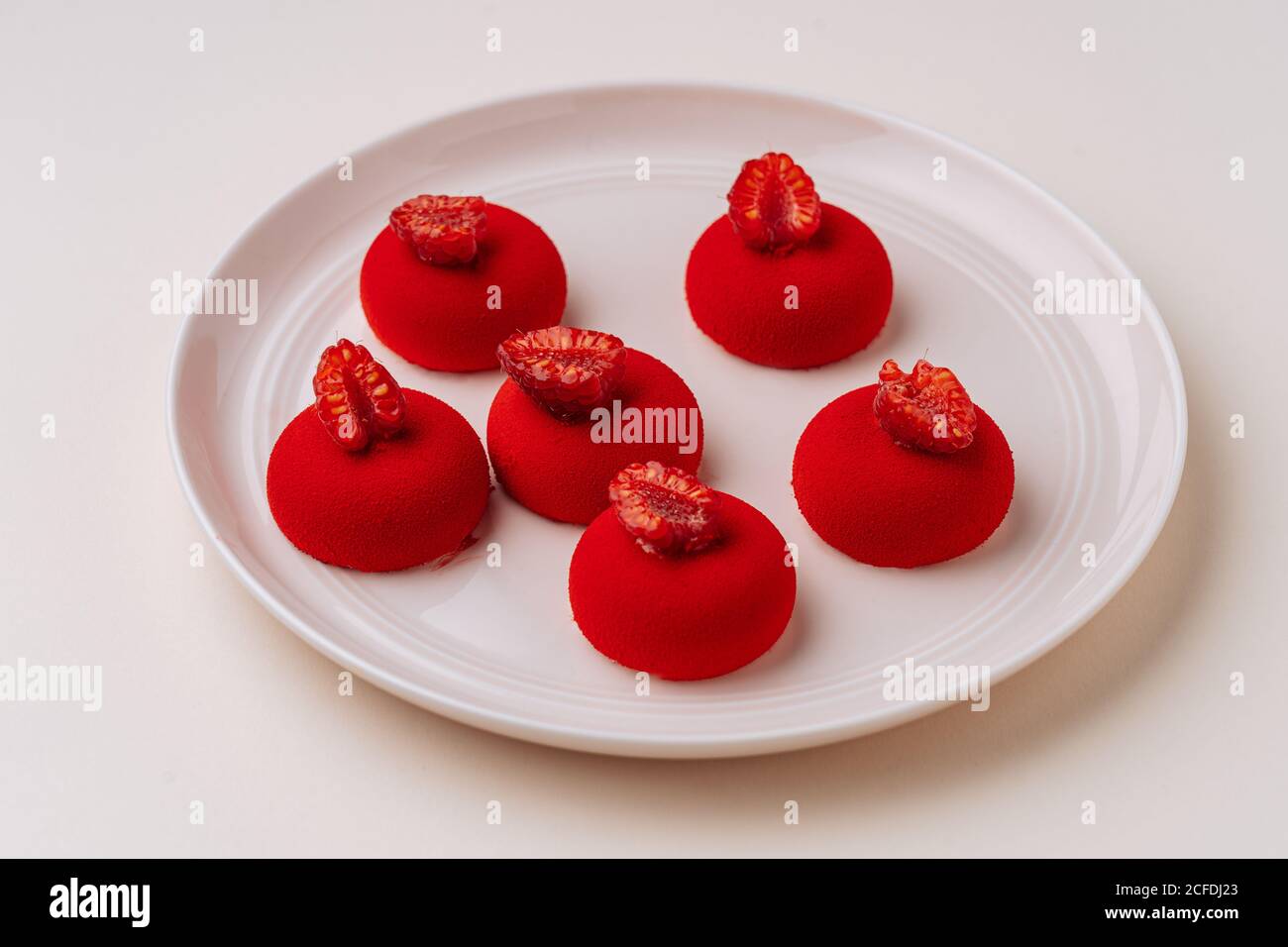 Pasta di lampone luminosa sul piatto Foto Stock