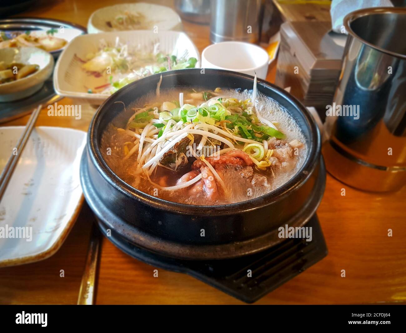 Haemultang, o stufato di pesce a Seoul, Corea del Sud. Piatto a base di zuppe con frutti di mare tra cui polpo, capesante, gamberi, vongole e abaloni. Foto Stock