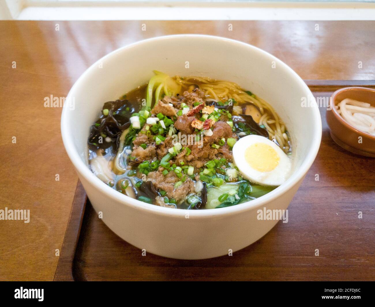 Zuppa di noodle coreana con brodo di manzo saporito e rinfrescante. Compreso il brisket di manzo, l'uovo bollito, la cipolla di primavera, il fungo dell'orecchio dell'albero nero. Foto Stock