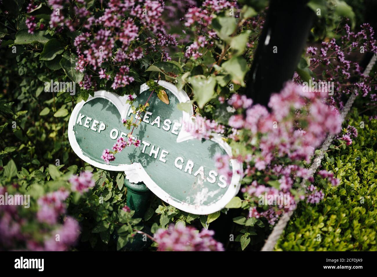 Cartello 'Please Keep off the grass' nel giardino di cucina vittoriano a Phoenix Park, Dublino, Irlanda Foto Stock