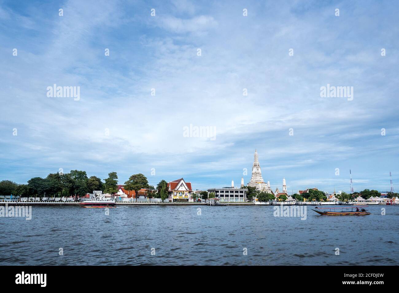 Bangkok, Thailandia, Asia - Wat Arun, o Tempio dell'Alba, un tempio buddista sulla riva occidentale di Thonburi del fiume Chao Phraya. Taxi in barca sul fiume. Foto Stock