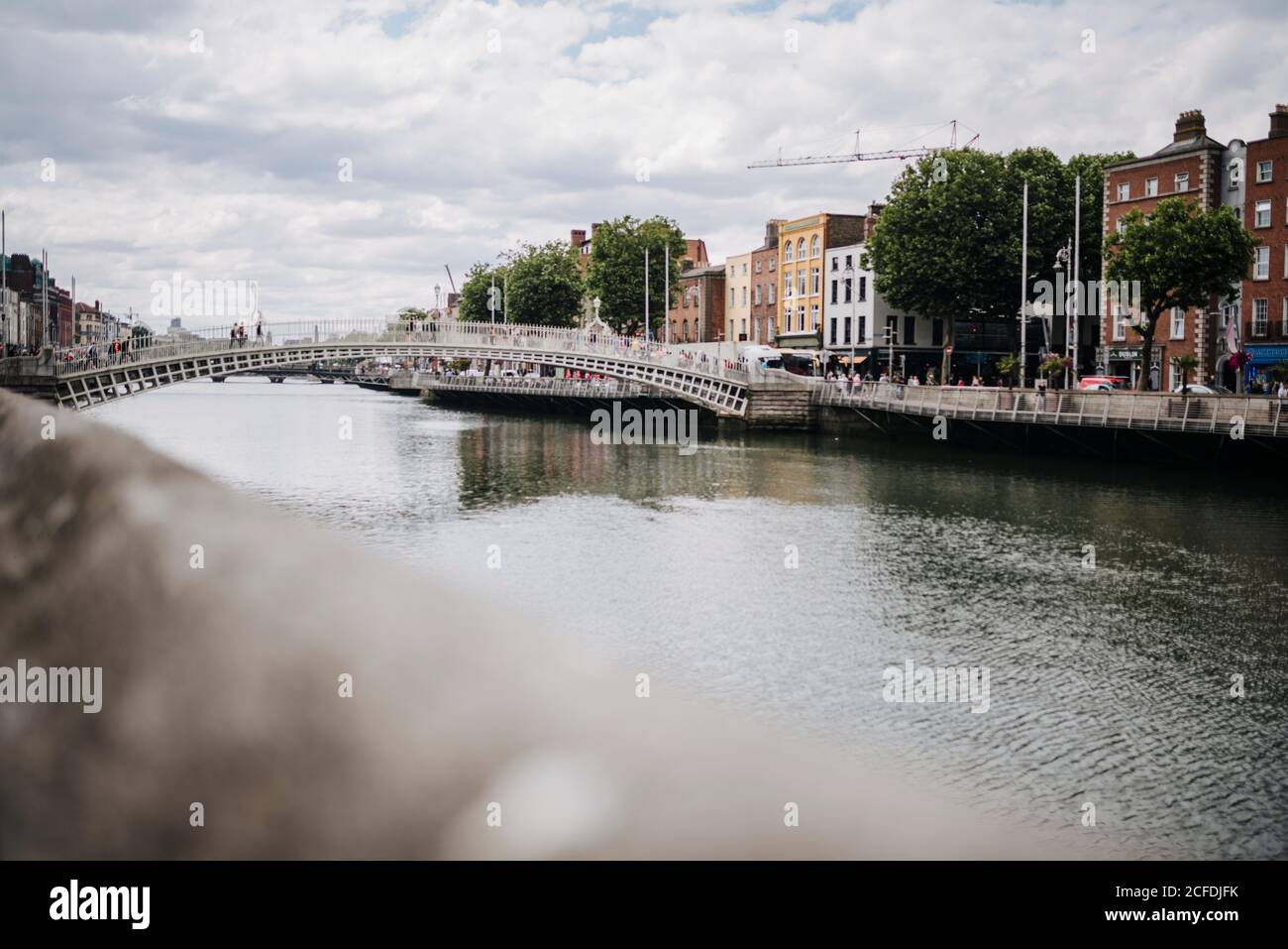 Vista sul Liffey fino a Ha'penny Bridge, Dublino, Irlanda Foto Stock
