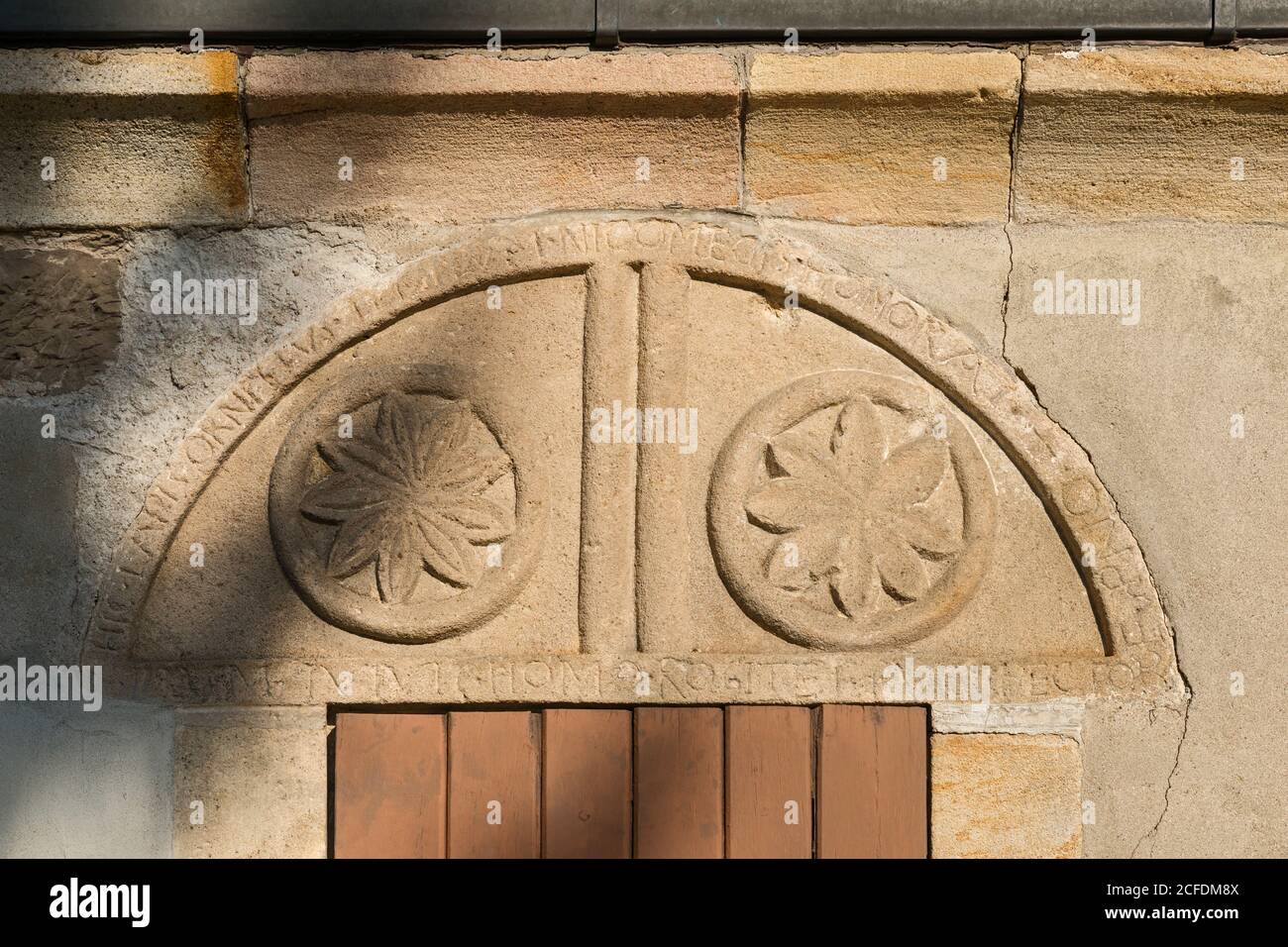 Germania, Baden-Württemberg, Hildrizhausen, timpano romanico, Nikomedeskirche. L'iscrizione latina recita: Questa pietra adornata onora il tempio di Foto Stock