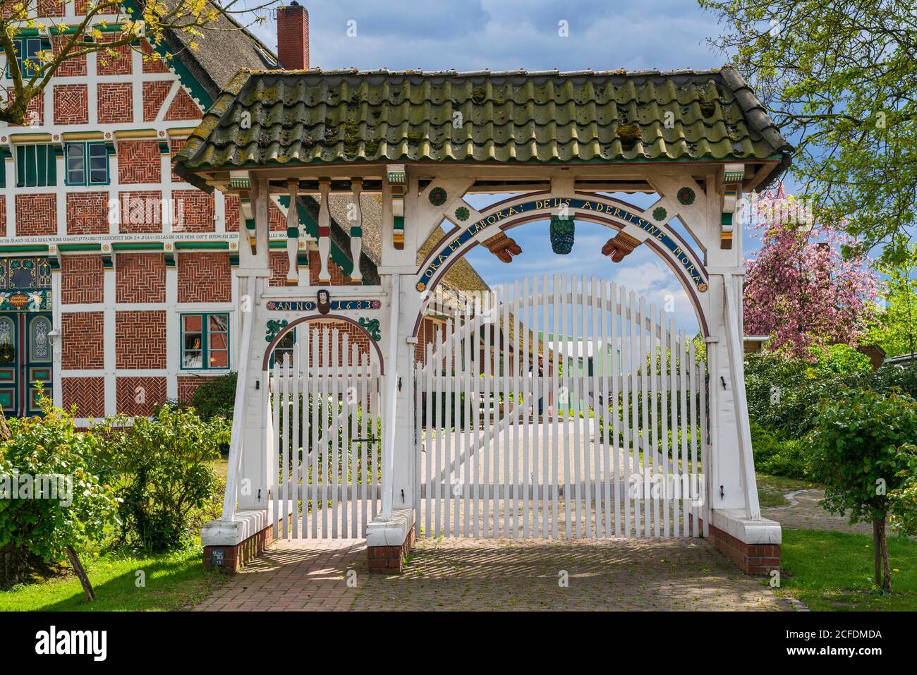 Germania, Amburgo - Neuenfelde, porta cerimoniale di fronte alla casa colonica su Nincoper Strasse nella terra di Altes, Café Obsthof PuurtenQuast Foto Stock