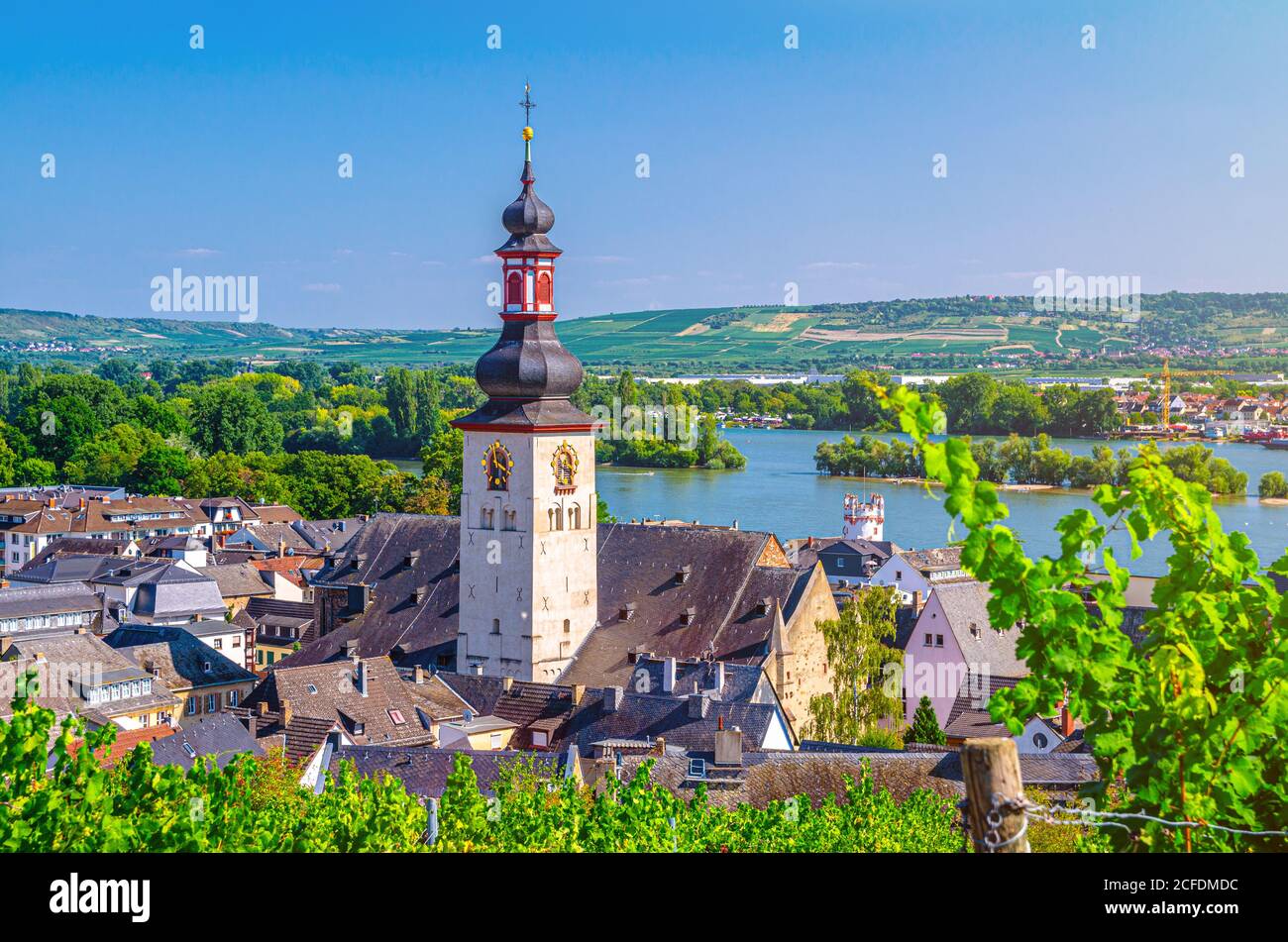 Veduta aerea del centro storico di Rudesheim am Rhein con la torre dell'orologio della chiesa cattolica di San Jakobus e del fiume Reno, sfondo blu cielo, Renania-Palatinato e stati Assia, Germania Foto Stock