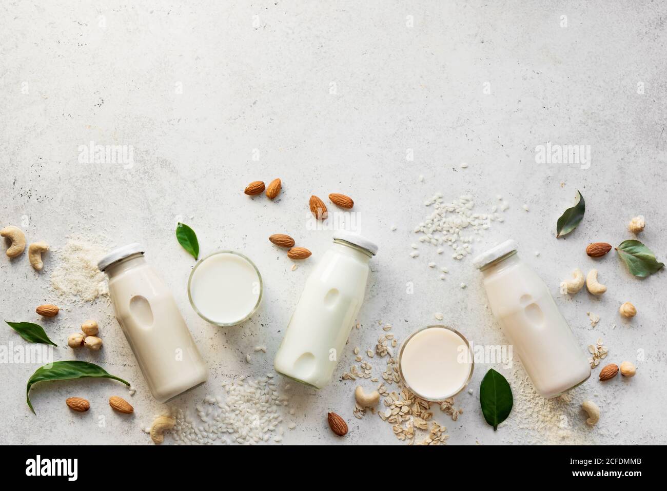 Latte e ingredienti a base di piante vegane, vista dall'alto, spazio per le copie. Vari latticini liberi, latte senza lattosio e cereali, bevanda sostitutiva, alimentazione sana. Foto Stock