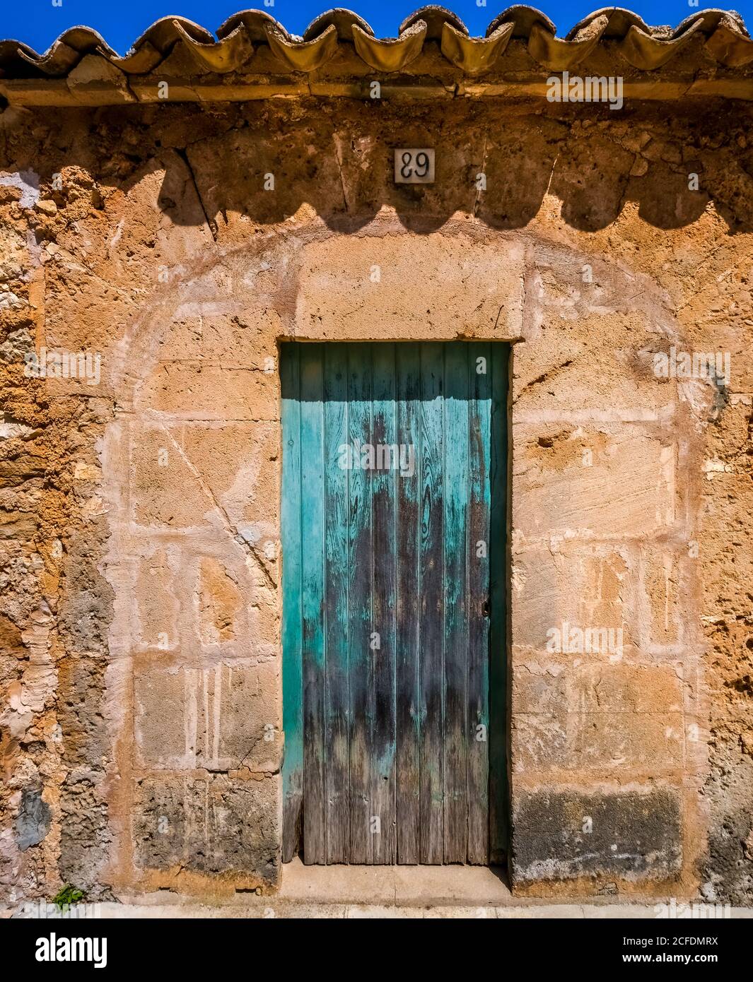 Antico portale turchese nella città turistica di Porto Petro, città turistica nel sud di Maiorca, Maiorca, Isole Baleari, Spagna Foto Stock