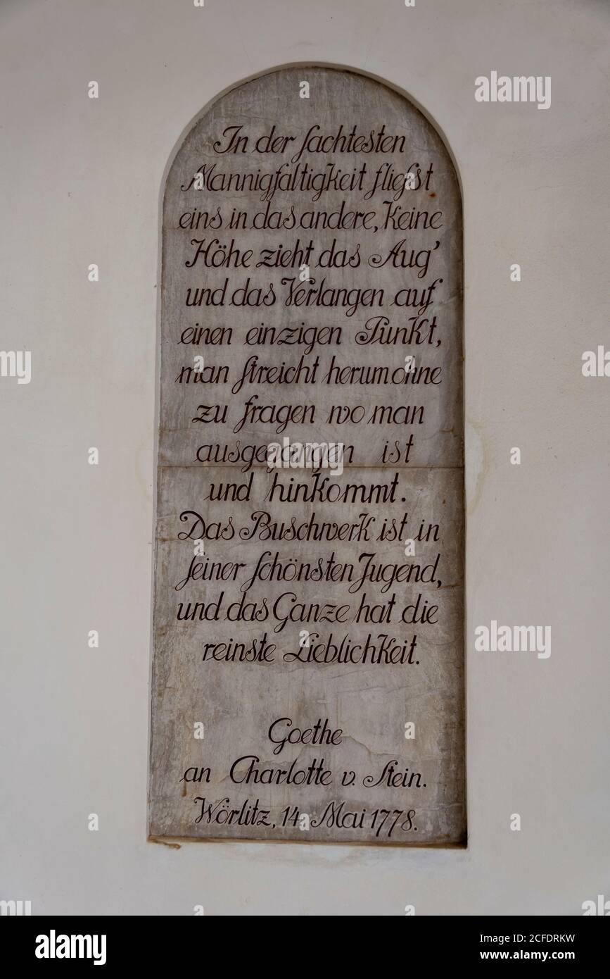 Germania, Sassonia-Anhalt, Wörlitz, targa commemorativa con lettera di Johann Wolfgang Goethe a Charlotte von Stein, 14 maggio 1778. Foto Stock