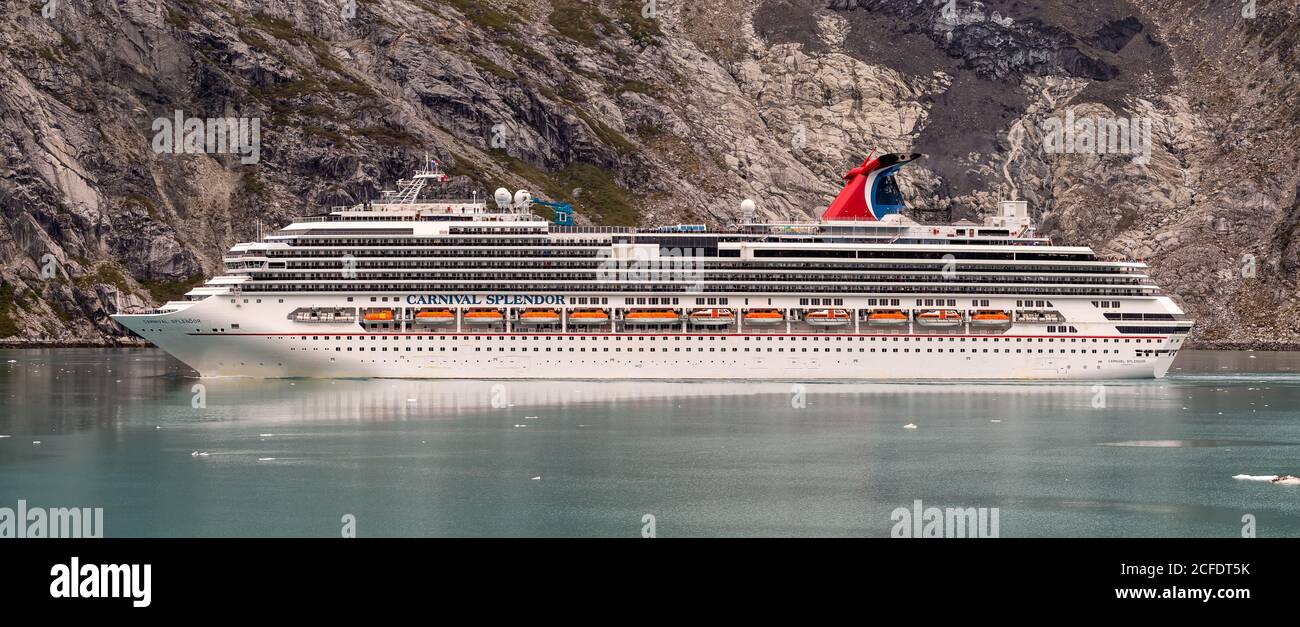 ALASKA, STATI UNITI - Set 02, 2018: Una bella foto panoramica di nave da crociera Carnival splendore vela in uno dei fiordi dell'Alaska. Massiccio montagna i Foto Stock