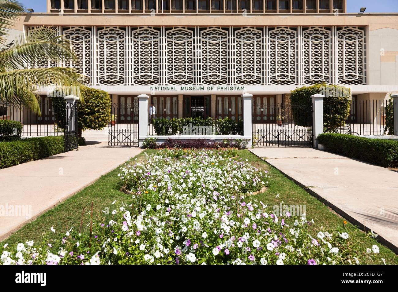 Museo Nazionale del Pakistan, esterno dell'edificio e del giardino, Karachi, Sindh, Pakistan, Asia meridionale, Asia Foto Stock