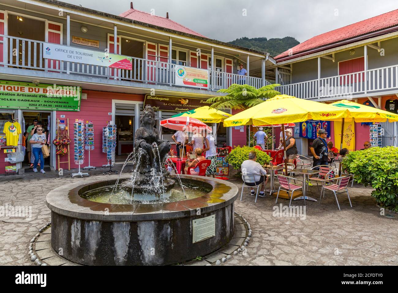 Heva, statua in basalto di Gilbert Clain, nel 2000, centro di Hell-Bourg, uno dei più bei villaggi di Francia, Cirque de la Salazie vulcanico Foto Stock