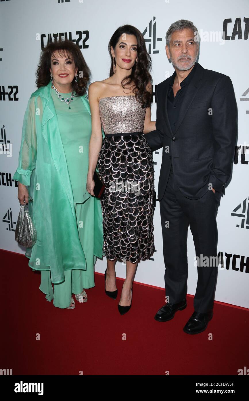 Aria Alamuddin, Amal Clooney e George Clooney partecipano alla prima di Londra di 'Catch-22' presso Vue Westfield il 15 maggio 2019 a Londra, Regno Unito. Foto Stock