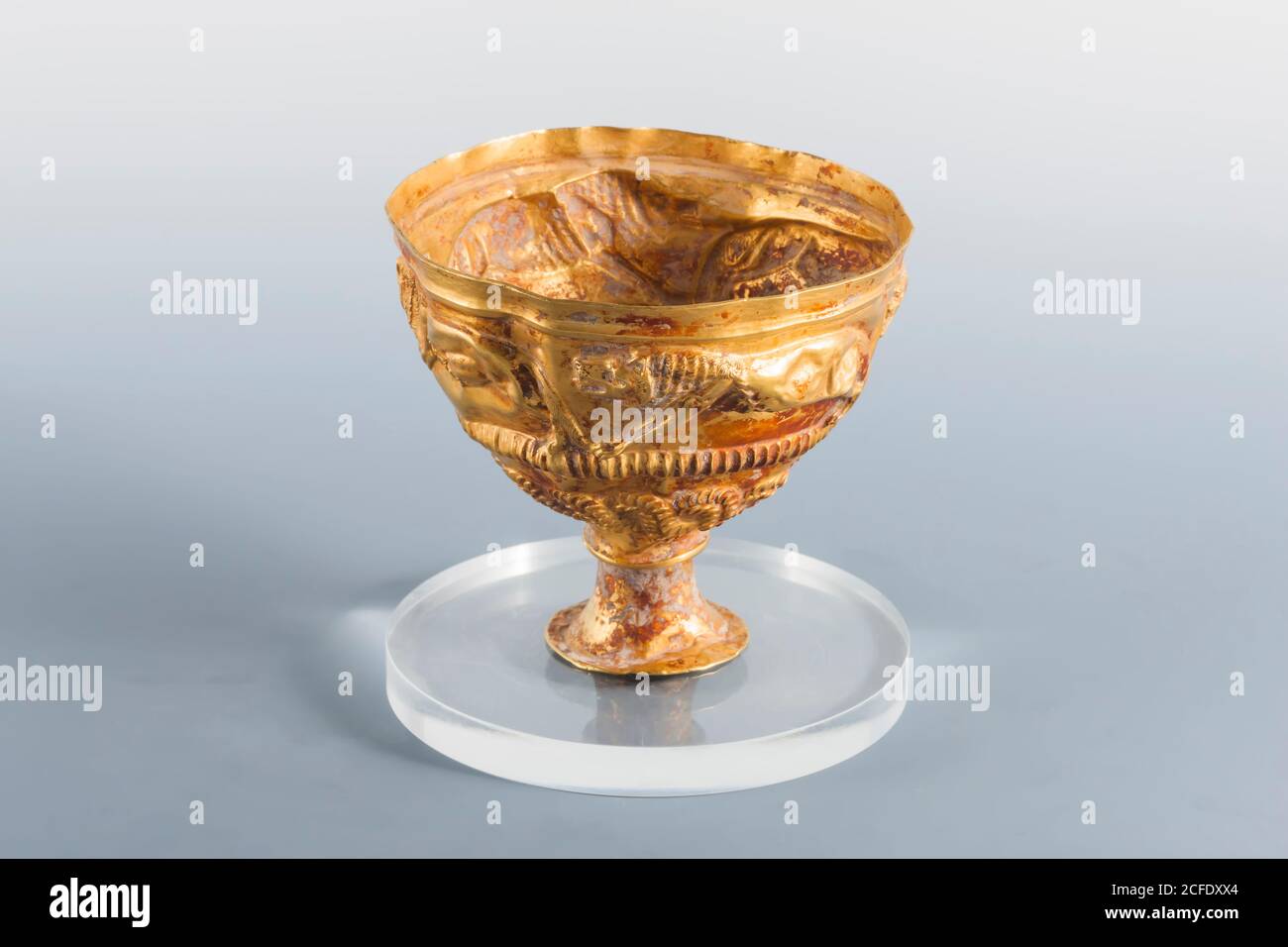 Calice d'oro con rilievo leone, da Quetta, Indo Valley Civilization (volta valori), Museo Nazionale del Pakistan, Karachi, Pakistan, Asia meridionale, Asia Foto Stock