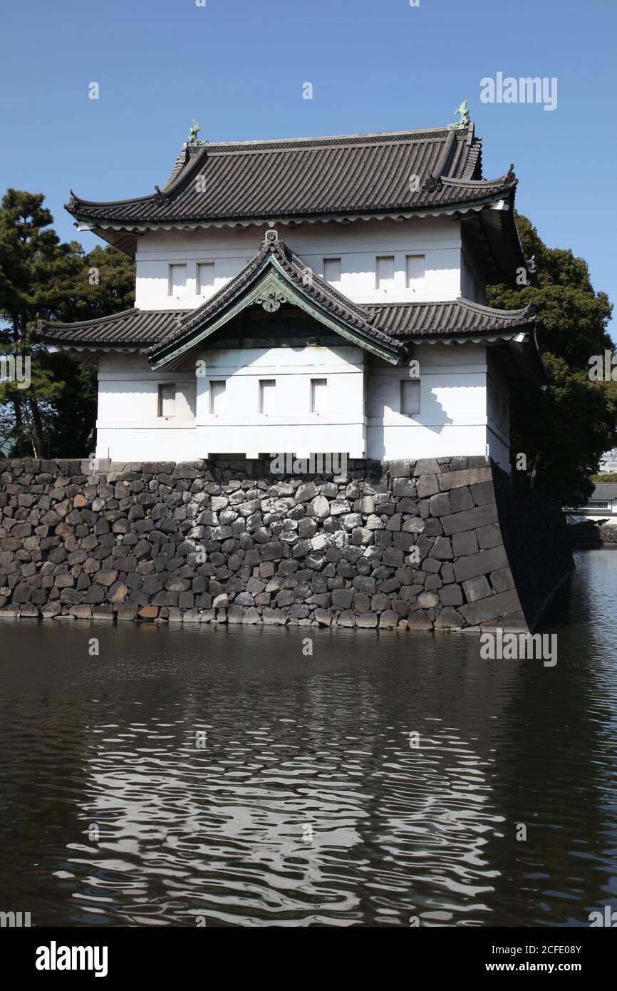 Edificio ornato sopra il fossato intorno al Palazzo Imperiale Giapponese A Tokyo Foto Stock