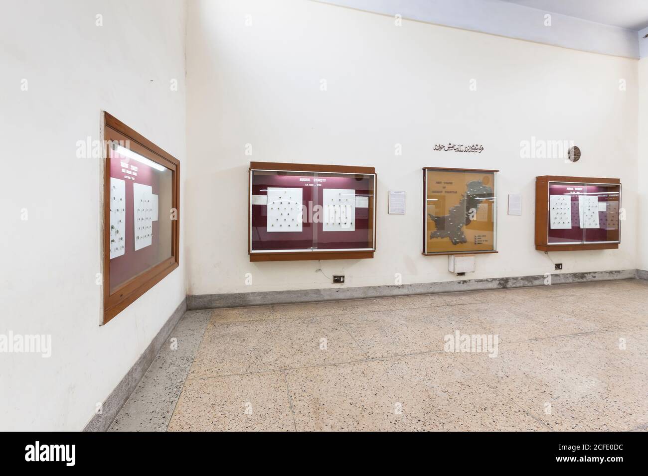 Interno della Galleria delle vecchie monete, antiche collezioni di monete, Museo Nazionale del Pakistan, Karachi, Sindh, Pakistan, Asia del Sud, Asia Foto Stock