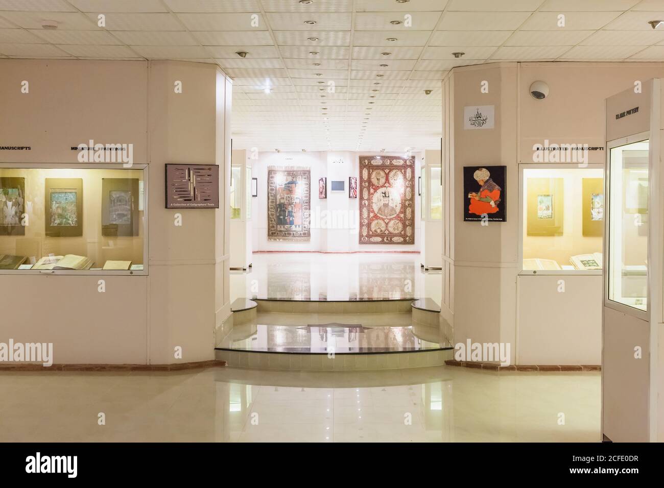 Interno della galleria d'arte islamica, antiche collezioni islamiche, Museo Nazionale del Pakistan, Karachi, Sindh, Pakistan, Asia meridionale, Asia Foto Stock