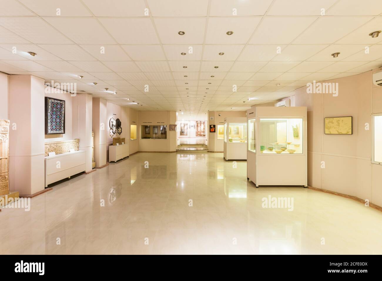 Interno della galleria d'arte islamica, antiche collezioni islamiche, Museo Nazionale del Pakistan, Karachi, Sindh, Pakistan, Asia meridionale, Asia Foto Stock