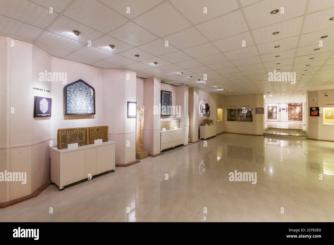 Interno della galleria d'arte islamica, antiche collezioni islamiche, Museo Nazionale del Pakistan, Karachi, Sindh, Pakistan, Asia meridionale, Asia Foto Stock