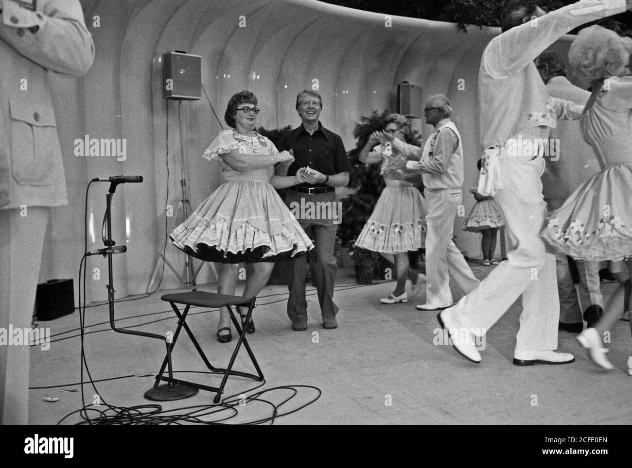 Jimmy carter Square danzano durante un picnic congressuale sul prato del sud. CA. 07/20/1977 Foto Stock