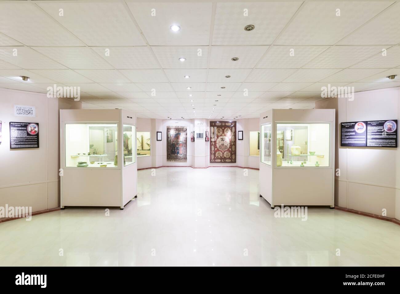 Interno della galleria d'arte islamica, antiche collezioni islamiche, Museo Nazionale del Pakistan, Karachi, Sindh, Pakistan, Asia meridionale, Asia Foto Stock