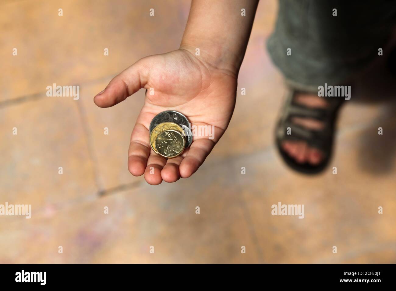 Ragazzo con la paghetta in mano immagini e fotografie stock ad alta  risoluzione - Alamy