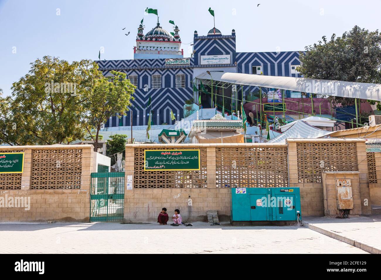 Santuario di Abdullah Shah Gazi, Clifton Beach, Karachi, Sindh, Pakistan, Asia meridionale, Asia Foto Stock