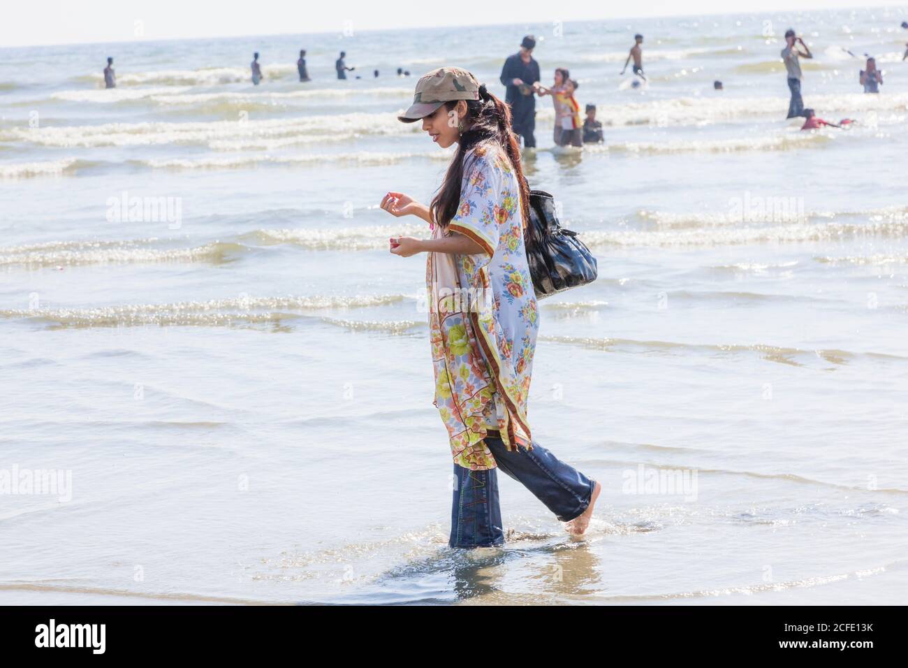 Donna a Clifton Beach, Karachi, Sindh, Pakistan, Asia meridionale, Asia Foto Stock