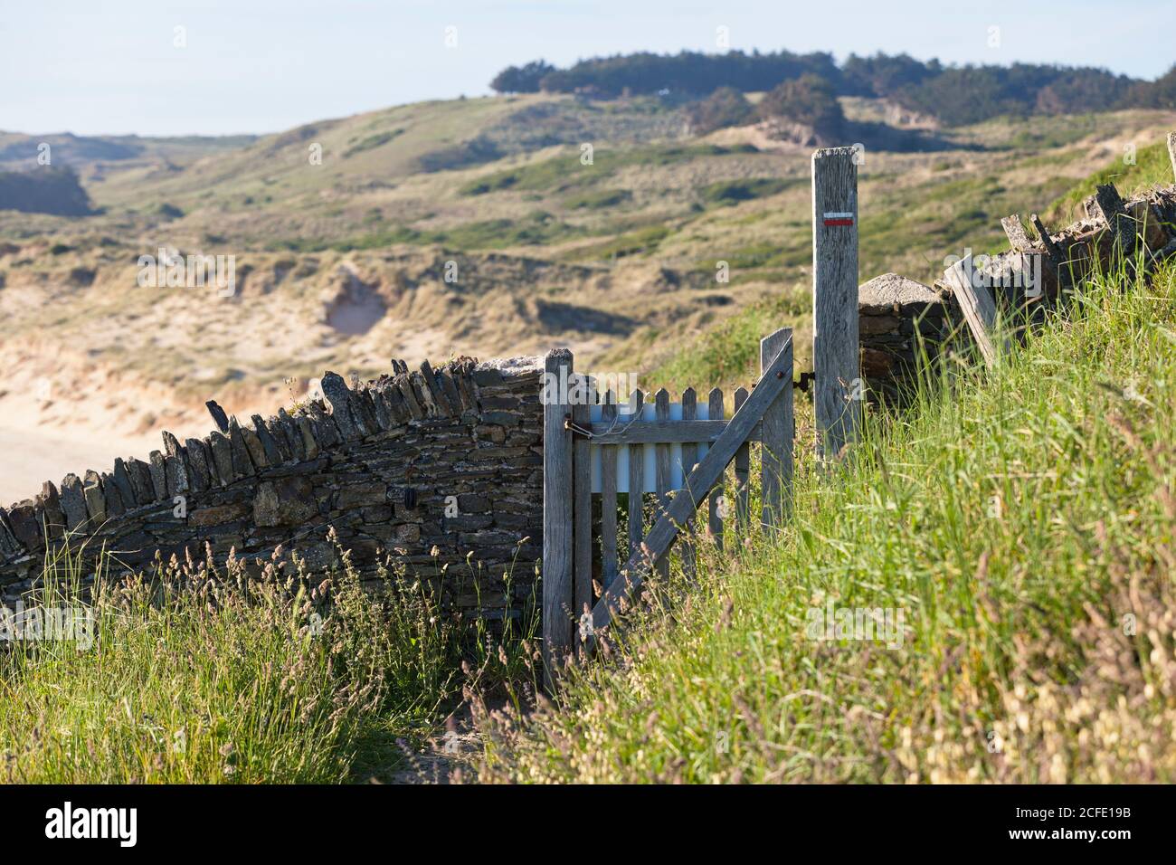 Sentiero escursionistico a Cap de Carteret sotto il faro per le dune di Hattainville. Foto Stock