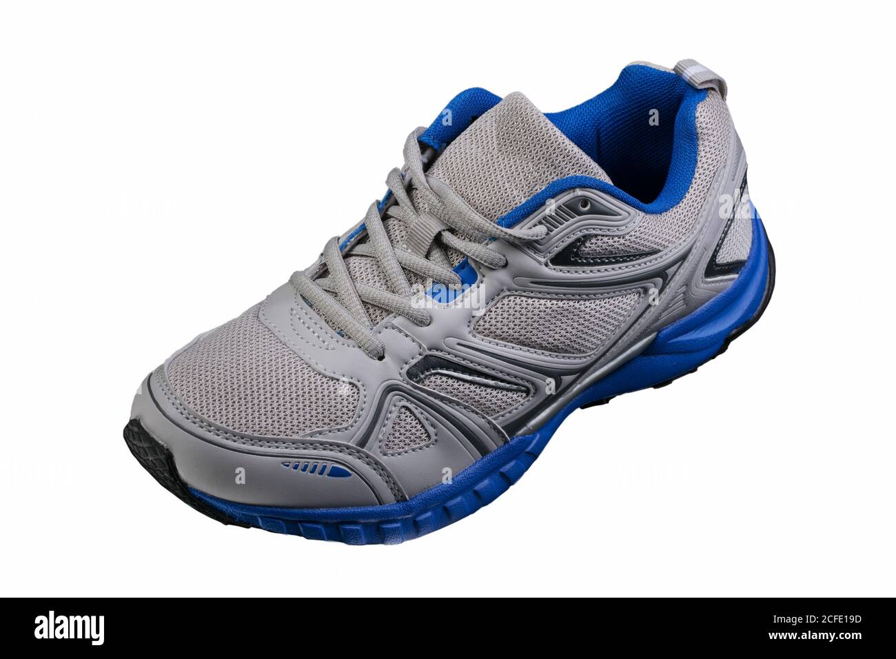 Sneaker grigia con dettagli blu isolati. Scarpe sportive su sfondo bianco. Foto Stock