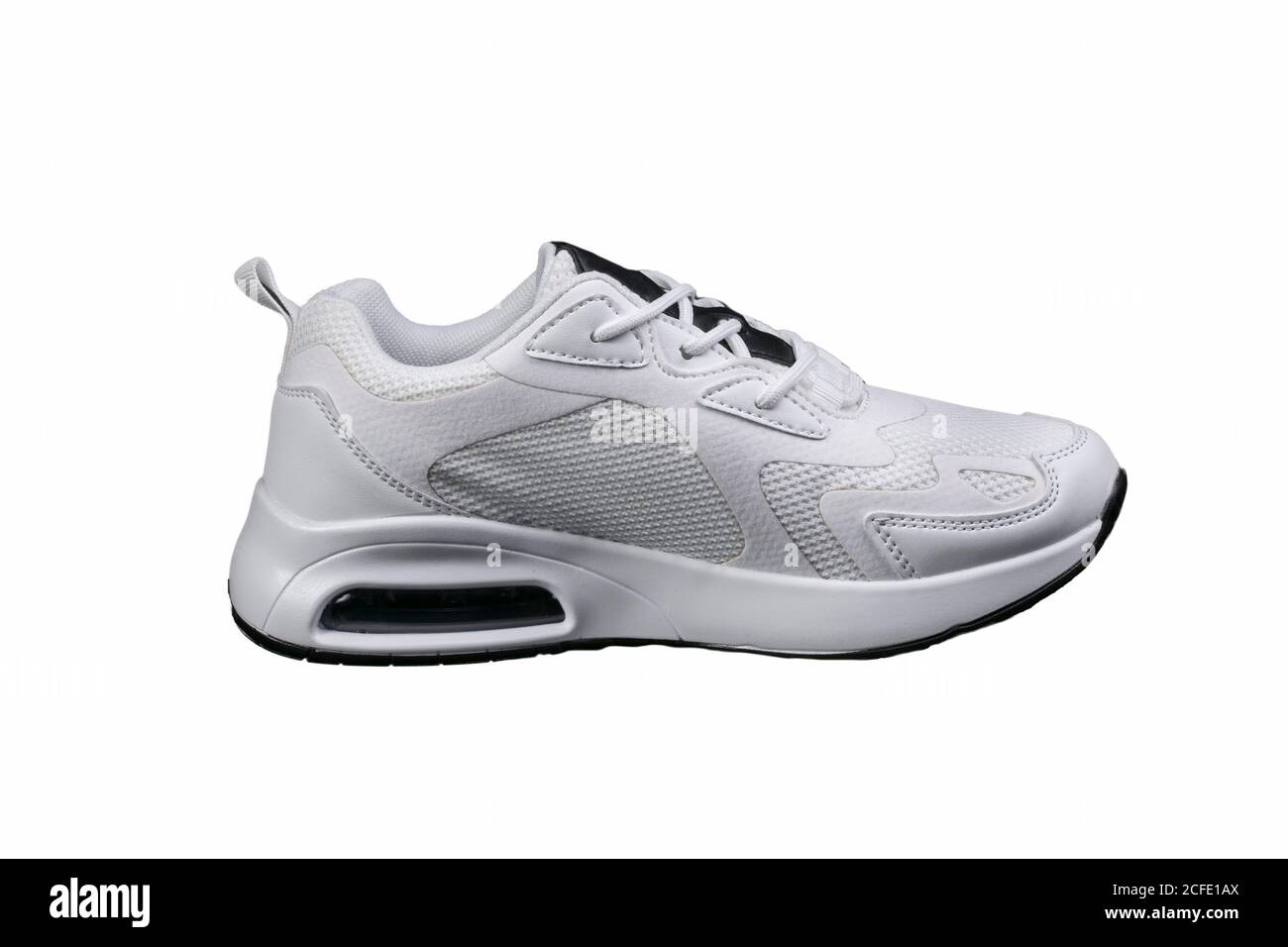 Sneaker bianche con dettagli neri isolati. Scarpe sportive su sfondo bianco. Foto Stock