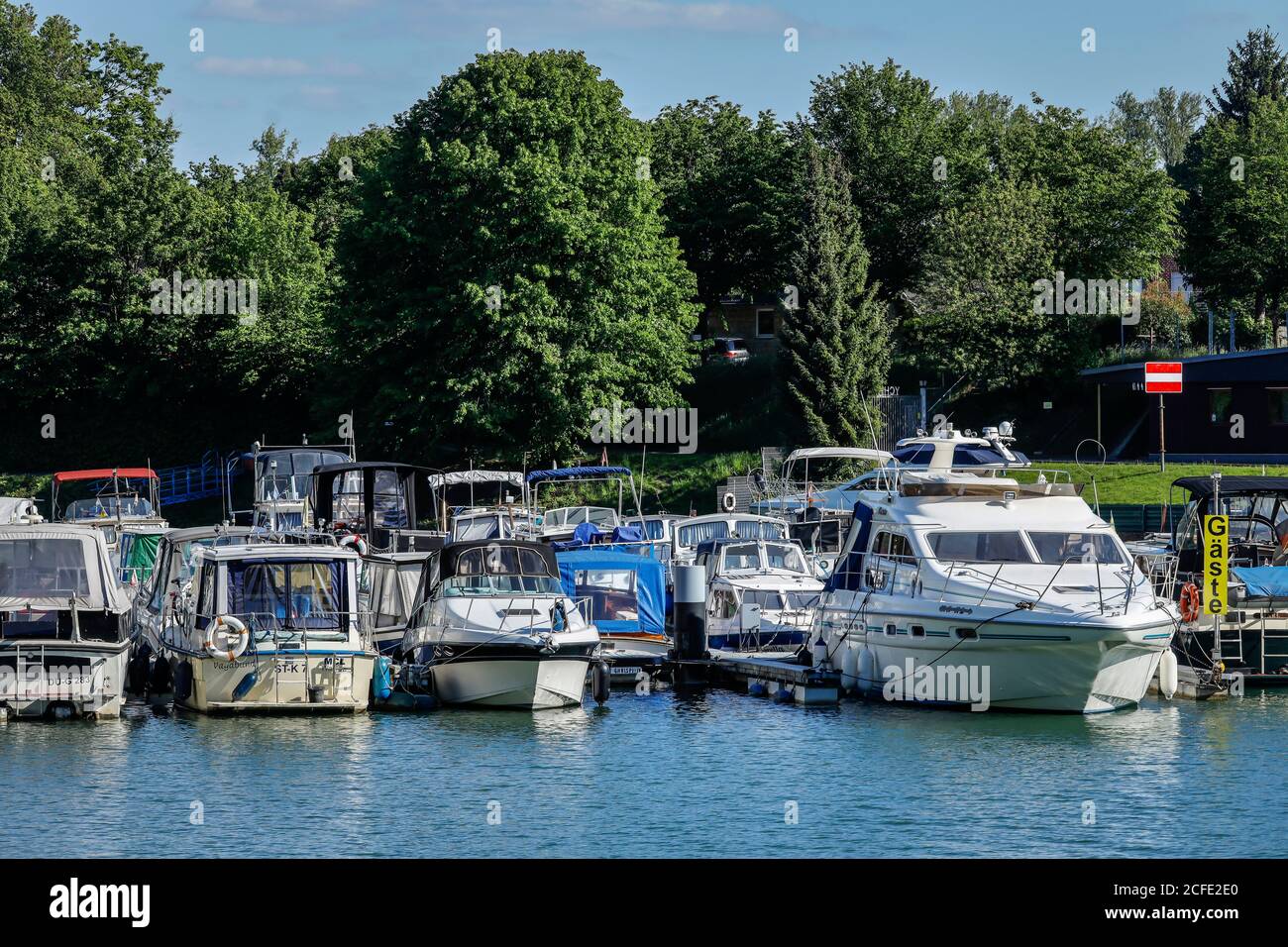 Barche a motore nel porto delle imbarcazioni sportive presso la seggiovia Henrichenburg sul canale Dortmund-EMS, Waltrop, Ruhr, Renania Settentrionale-Vestfalia, Germania Foto Stock