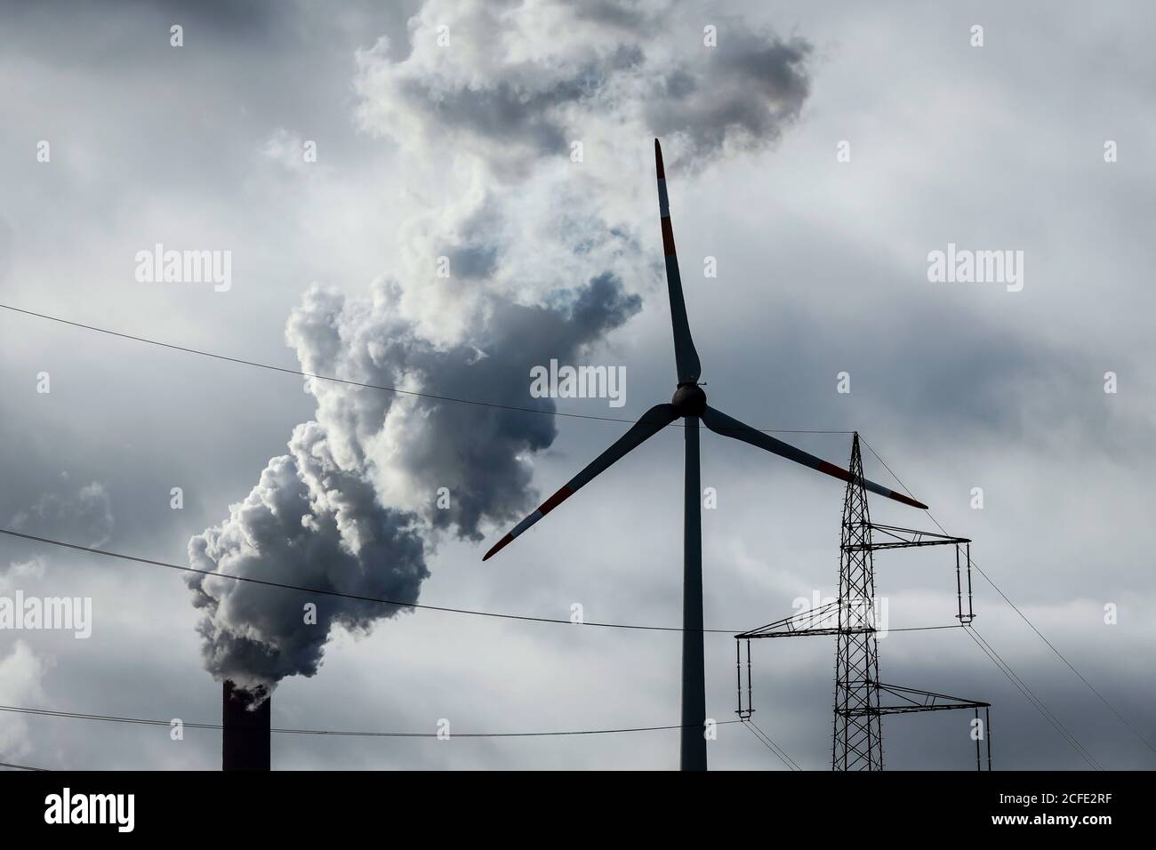Turbina eolica, pilone elettrico e camino da fumo presso la centrale a carbone duro di Uniper Scholven, Gelsenkirchen, zona Ruhr, Renania settentrionale-Vestfalia, Foto Stock