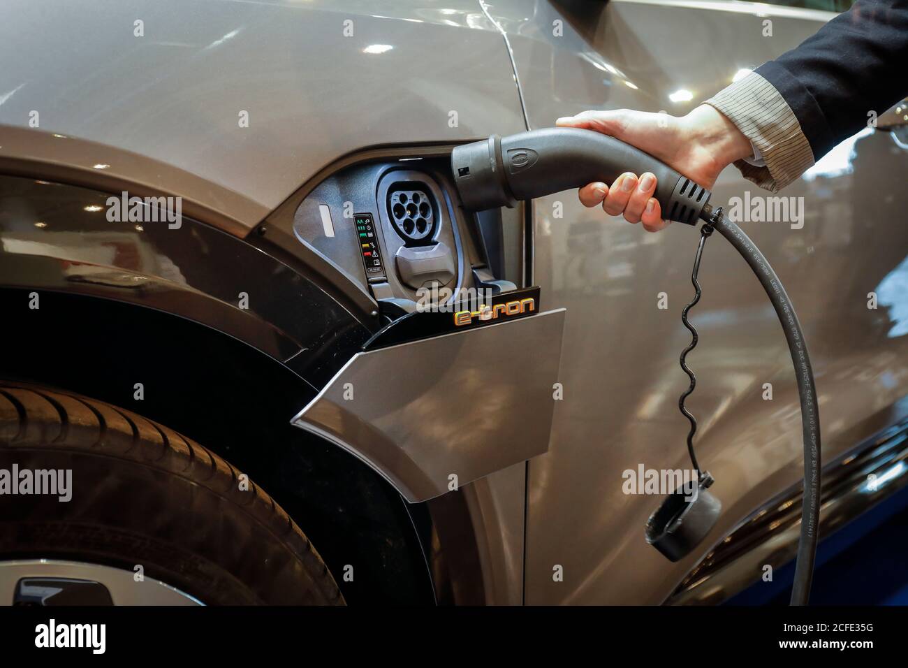 Audi e-tron Electric SUV è in carica, stand alla fiera e-World Energy Water, Essen, Nord Reno-Westfalia, Germania Foto Stock