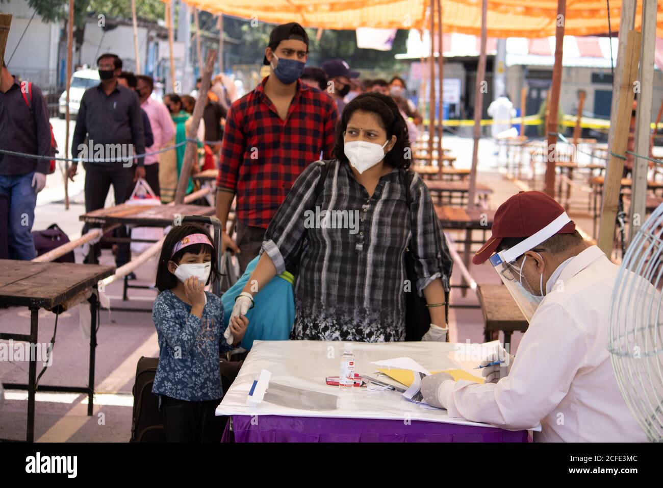 Persone migranti che ritornano a casa da diversi stati a causa della situazione del virus corona. Foto Stock