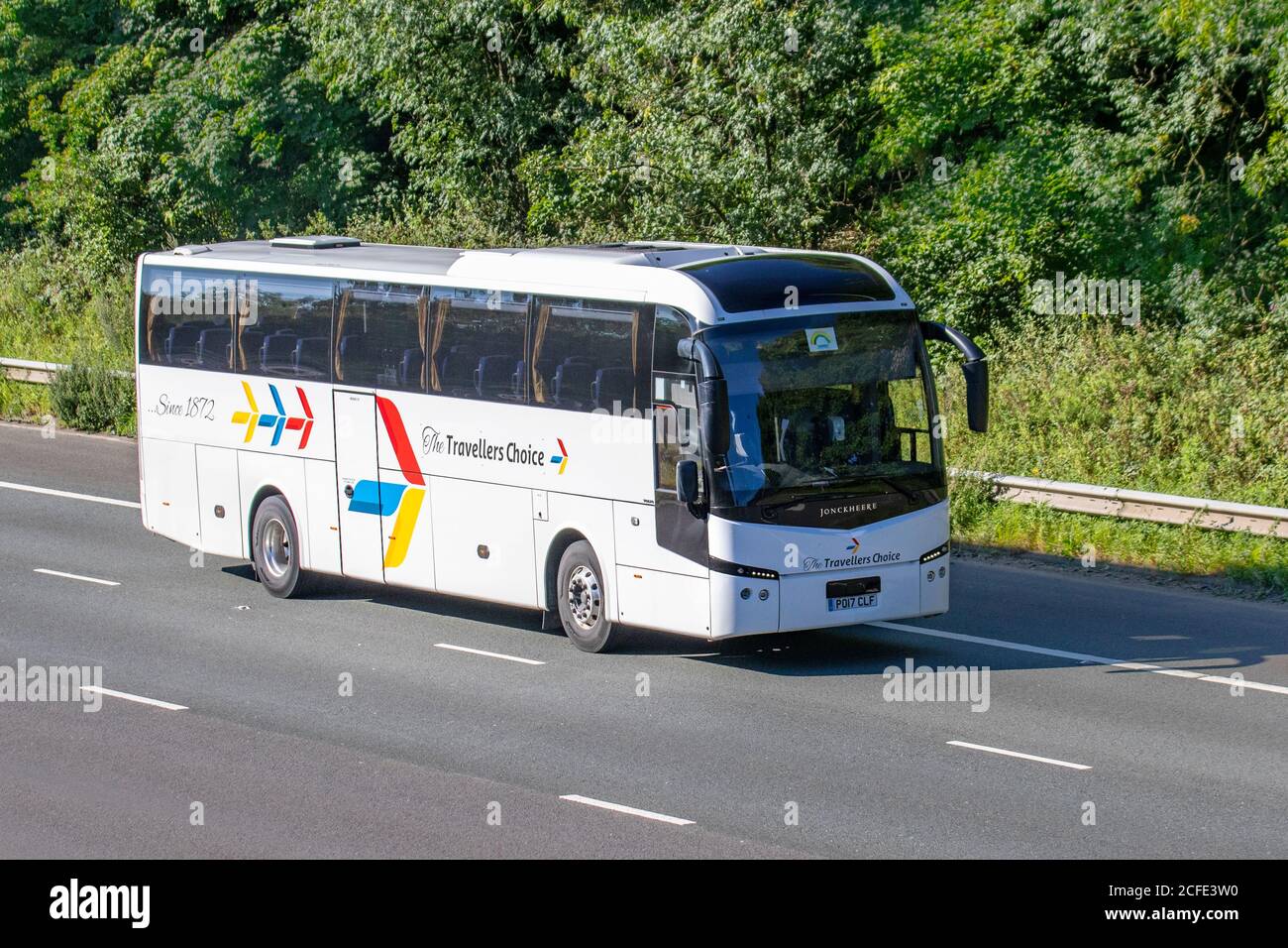 Scelta dei viaggiatori traffico passeggeri in pullman, veicoli PSV in movimento, autobus che guidano Jonckheere autobus veicolo su strade del Regno Unito, motori di lusso, escursioni vacanze, vacanze & viaggi in motorizzazione sulla rete autostradale M6, Regno Unito Foto Stock