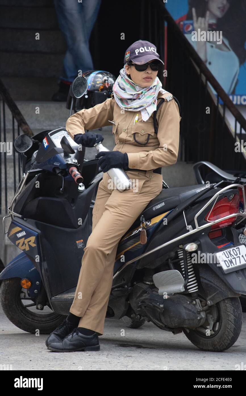 Le donne di polizia constable riposano durante il dovere di covid19. Foto Stock