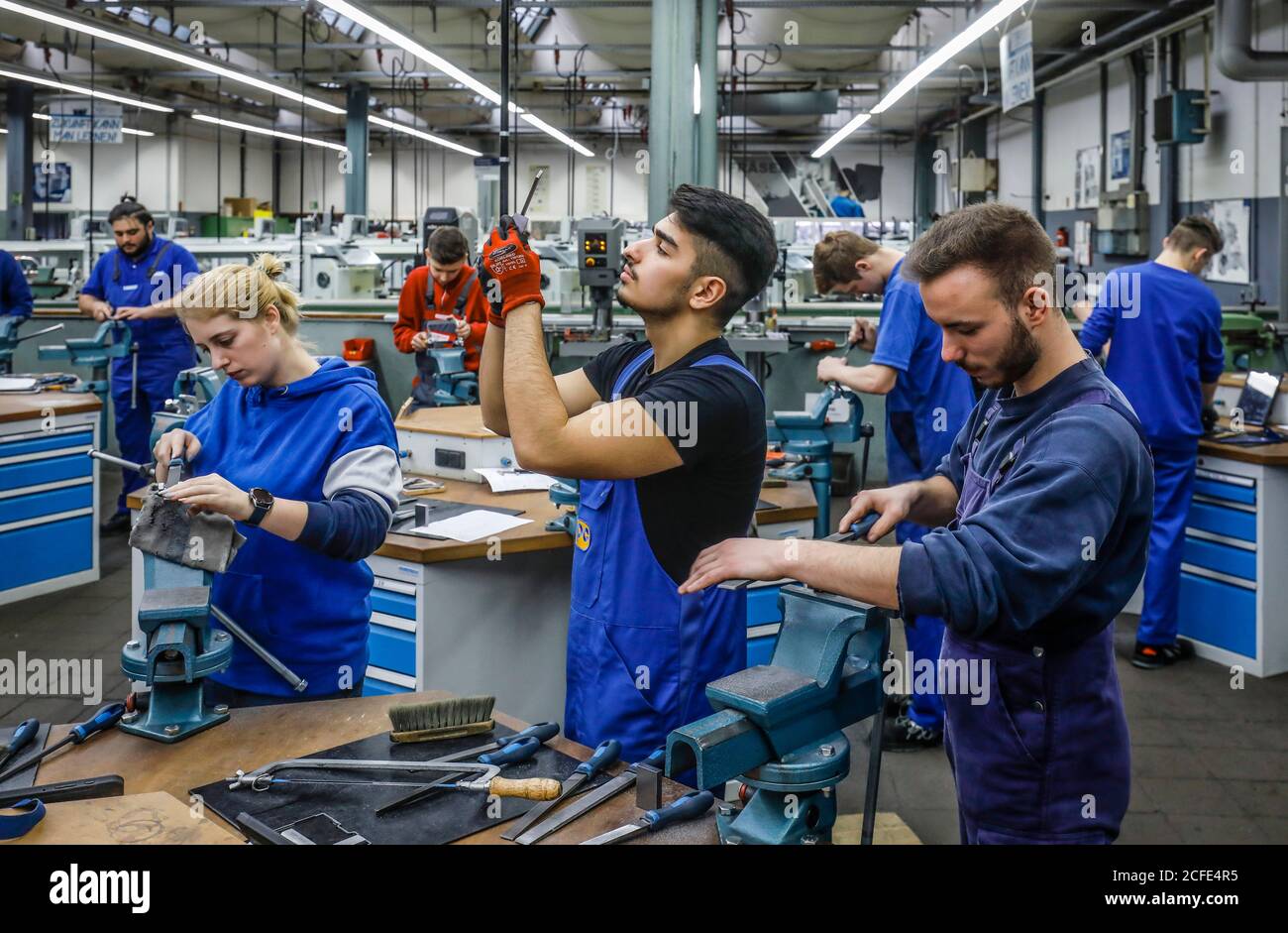 Remscheid, Renania Settentrionale-Vestfalia, Germania - apprendisti nelle professioni del metallo qui al centro di formazione di base, formazione professionale del Remscheid Foto Stock