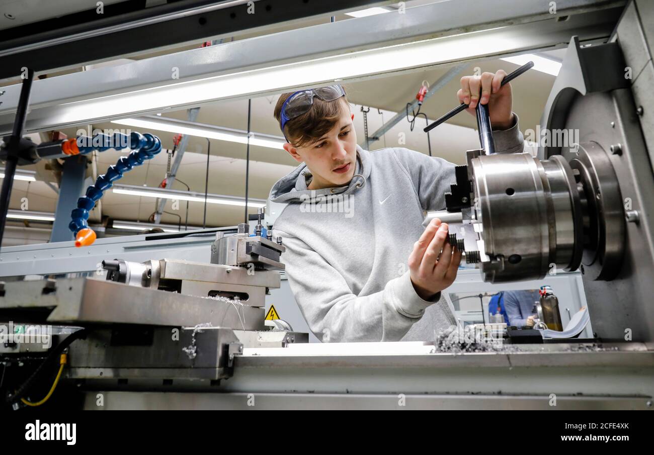 Remscheid, Renania Settentrionale-Vestfalia, Germania - apprendisti nelle professioni del metallo, qui in una macchina utensile, centro di formazione professionale del Remscheid Foto Stock
