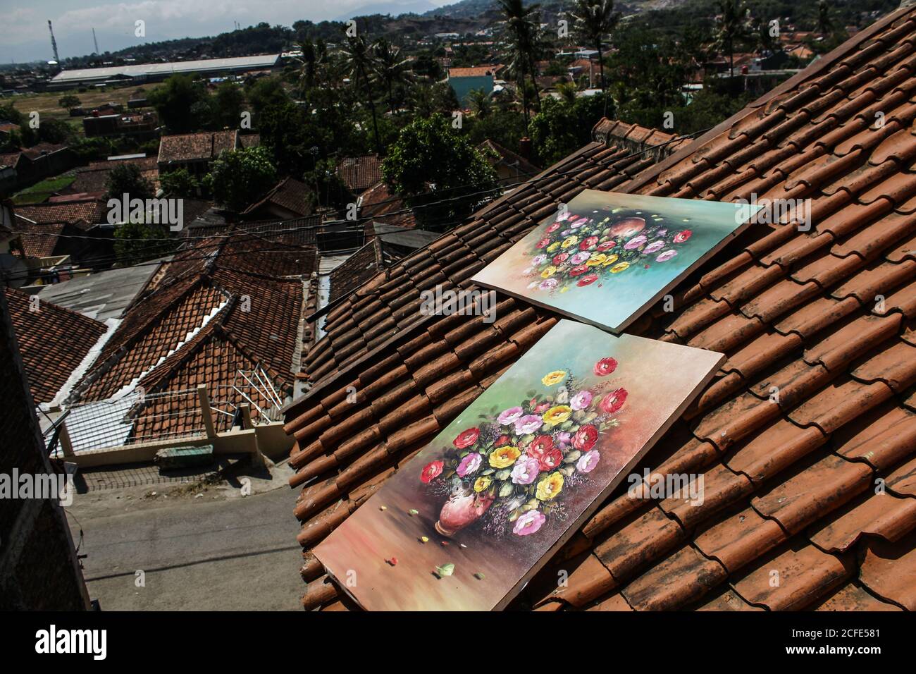 Bandung, Indonesia. 05 settembre 2020. I dipinti di fiori si vedono asciugare sul tetto di una casa residente nel villaggio di Jelekong vicino Bandung.Average pittura prezzi variano da IDR 50,000 a IDR 250,000 (€ 3.39 a € 16.94) o prezzi su misura. Dipinti del villaggio di Jelekong sono stati inviati in varie regioni, in particolare l'isola di Bali. A causa della pandemia di COVID-19, i pittori hanno fatto ricorso a vendere il loro lavoro sul mercato in linea. Credit: SOPA Images Limited/Alamy Live News Foto Stock