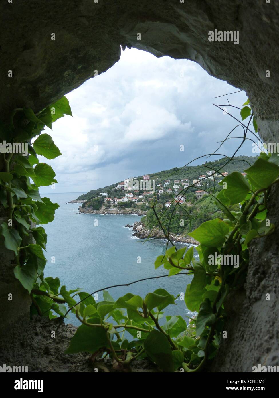 Vista panoramica attraverso la scappatoia della vecchia fortezza Kalaja al paesaggio mediterraneo della città di Ulcinj, Montenegro. Mare Adriatico. Mare incredibile. Estate. Foto Stock
