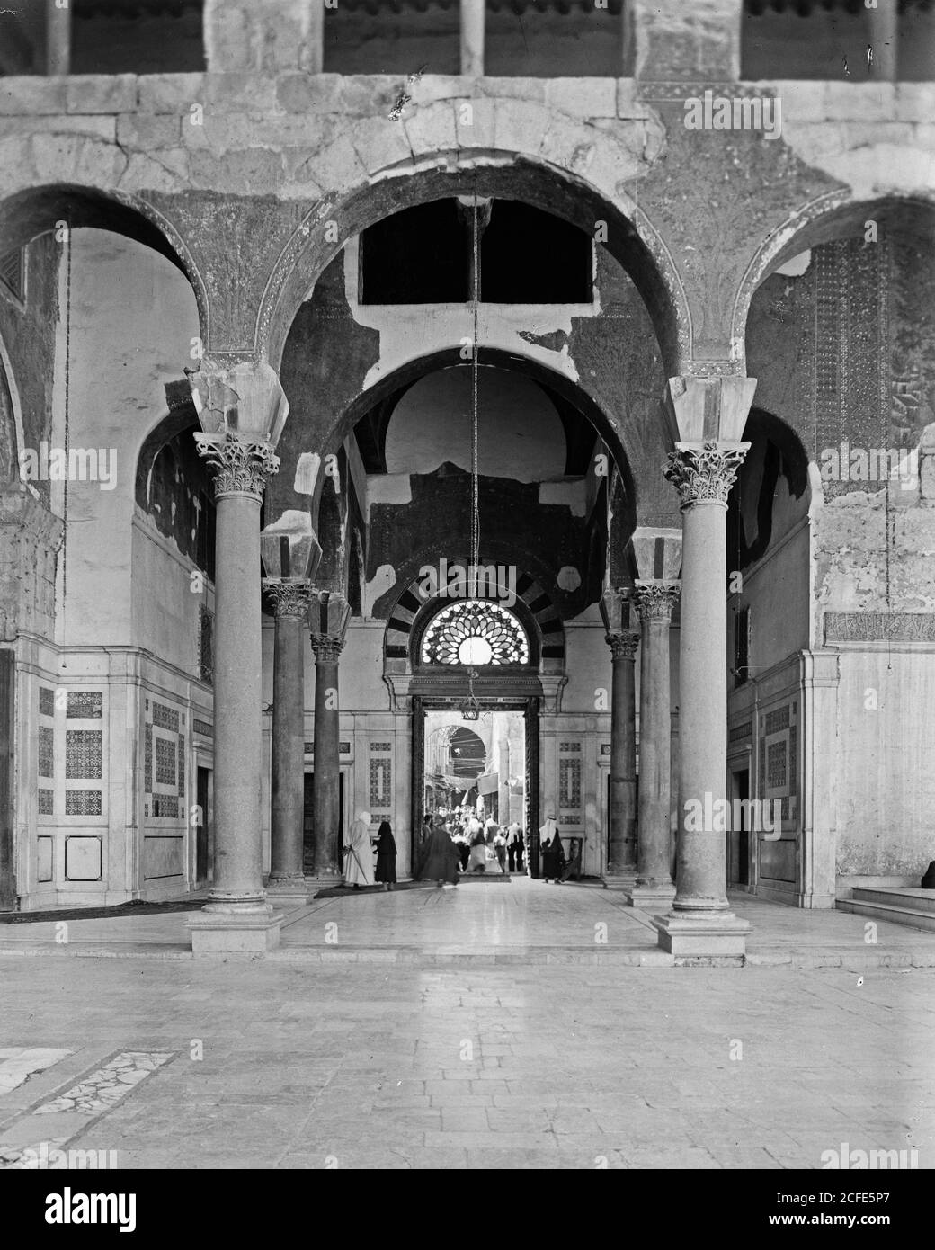 Damasco. La moschea di Ommayad. L'ingresso dal cortile ca. 1940 - 1946 Foto Stock