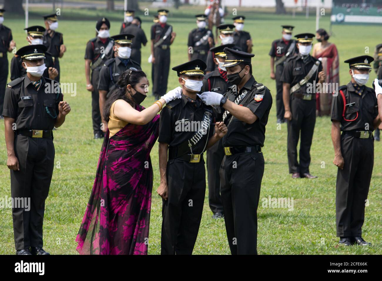 Dehradun, Uttarakhand/India - Agosto 15 2020: Ufficiale dell'esercito appena commissionato ottenendo il grado dai suoi genitori e ufficiale superiore, indossando la maschera. Foto Stock